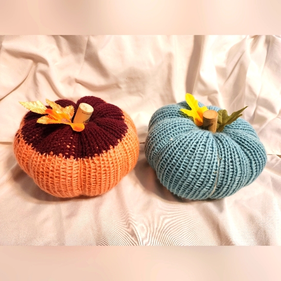 Pair of crocheted fall decorations - Picture 1 of 2